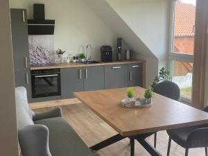 eine Küche mit einem Holztisch und einem Esszimmer in der Unterkunft Hof Husmann in Extertal + 15 Fotos