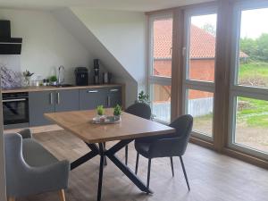 eine Küche mit Tisch und Stühlen in einem Zimmer in der Unterkunft Hof Husmann in Extertal