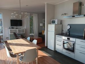 a kitchen and dining room with a table and a dining room at Lagrette Ferienwohnung am Hainer See in Neukieritzsch
