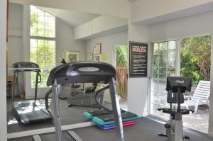 un gimnasio con cinta de correr y máquina elíptica en Hotel Buena Vista - San Luis Obispo, en San Luis Obispo