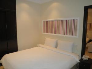 سرير أو أسرّة في غرفة في Marina Royal Hotel Suites