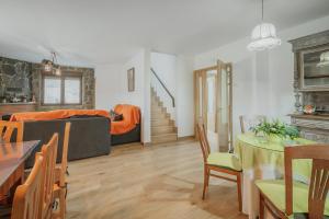 a living room with a bed and a dining room at El Trillo in Marlín