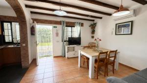 a kitchen and dining room with a table and chairs at Alojamientos Rurales La Codosera in La Codosera