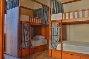 ein Zimmer mit vier Etagenbetten in einem Haus in der Unterkunft StaBene Hostel in Port Said