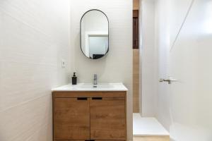 a bathroom with a sink and a mirror at Oasis La Corredera, En Pleno Casco Histórico in Córdoba