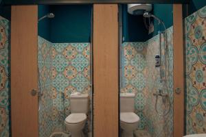 ein Badezimmer mit zwei Toiletten und einer Dusche in der Unterkunft StaBene Hostel in Port Said