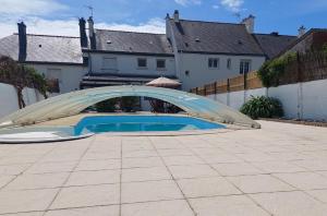 a swimming pool under a bridge in a yard at Les sternes in Étel
