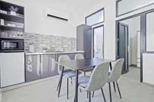 a kitchen and dining room with a table and chairs at Kasa KEK - MCMXXV in Mangalia