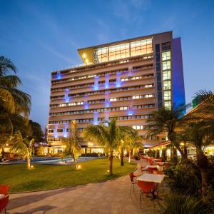duży budynek z niebieskimi światłami w obiekcie Hotel Cortez w mieście Santa Cruz de la Sierra