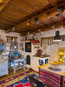 a living room with a table and a kitchen at Casa ISEHEIA in Sibiel