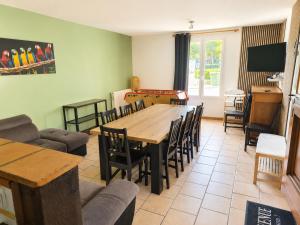 a dining room with a table and chairs at Cacatoès in Saint-Aignan
