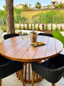 a wooden table with two glasses of wine at Approdo del Re in Grottammare
