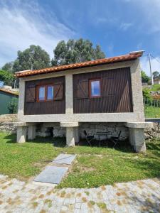 a small house with a brown roof at Canastro do Carvalho in Anissó