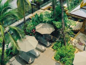 an overhead view of a patio with tables and umbrellas at Hyatt Regency Bangkok Suvarnabhumi Airport in Lat Krabang