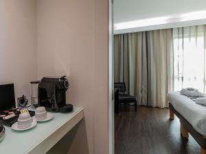 a hotel room with a table with hats on it at Hotel Mercure Lisboa in Lisbon +63 photos
