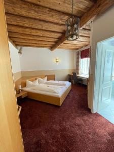 a bedroom with a large bed in a room at Landgasthof Meisel in Kalchreuth