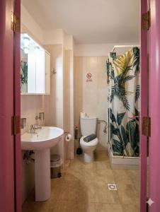 ein Badezimmer mit Waschbecken, Toilette und Dusche in der Unterkunft Elias Appartment in Volos + 5 Fotos