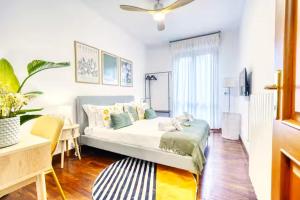 a bedroom with a bed and a table and a window at Private Parking & Garden -Luxury B&B-700mt Tower in Pisa
