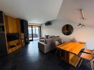ein Wohnzimmer mit Sofa und Tisch in der Unterkunft Apartamenty Malinka in Wisła