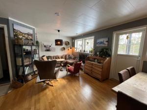 a living room with a couch and chairs at Cozy apartement near Besseggen with a nice outdoor area! in Randsverk