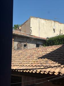 an overhead view of a tile roof of a building at Grande chambre in Agde +4 photos