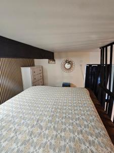 a bedroom with a bed with a white bedspread at Duplex à 15 min à pieds de la gare, centre historique Montluçon in Montluçon