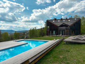Ein Scheunenhaus mit Swimmingpool und Terrasse in der Unterkunft Apartamenty Malinka in Wisła
