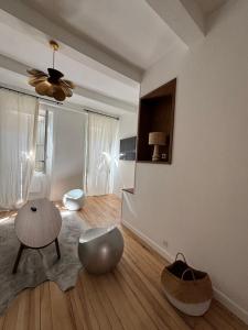 a living room with a table and a ceiling at L 'appart - Aubenas in Aubenas