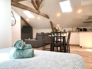 a room with a bed and a kitchen and a living room at Le Notre Dame - Hyper centre in Angoulême