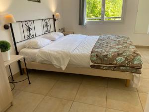 a bedroom with a bed with white sheets and a window at Résidence Lagrange Vacances L'Oustau de Sorgue in L'Isle-sur-la-Sorgue +54 photos