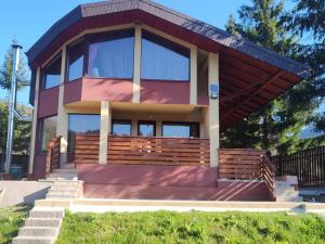 a house with a red at Verde viu in Greşu