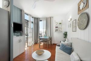 a living room with a couch and a table at Casa Amaoré in Alajeró