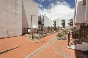 a patio with a brick walkway next to a building at Casa Amaoré in Alajeró