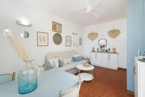 a living room with a couch and a table at Casa Amaoré in Alajeró
