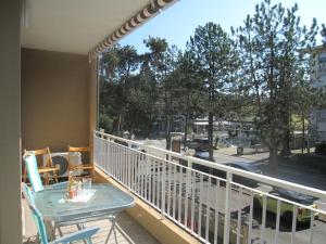 a balcony with a table and a view of a street at Appartamento Island Brioni in Grado-Pineta