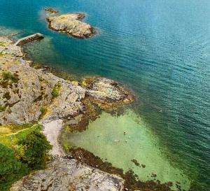an aerial view of the shore of a body of water at Gäststuga på Tjörn in Rösselvik