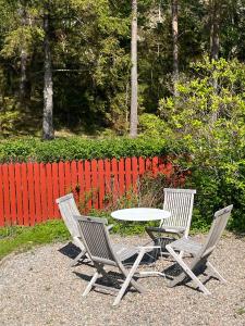 two chairs and a table and a table and chairs at Gäststuga på Tjörn in Rösselvik