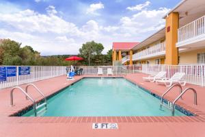 Bazén v ubytování Days Inn by Wyndham Trenton nebo v jeho okolí
