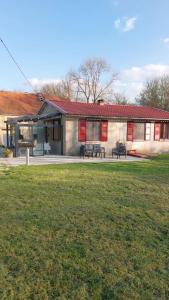 a building with a bench in front of a yard at La Planchotte in Peigny