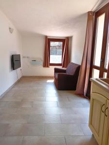 a living room with a couch and a television at Casa Misè in Poggio Dei Pini
