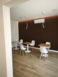 a room with tables and chairs and a black wall at Le Lenze in Pozzilli +10 photos