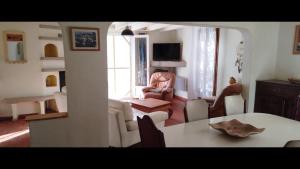 a living room with a table and chairs and a living room at Gîte au calme l'eclaircie in Régusse