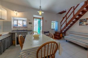 a kitchen and dining room with a table and chairs at Le Cote di Seccheto - Goelba in Seccheto