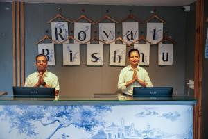 two men sitting at a desk with their laptops at Royal Bishnu in Calangute