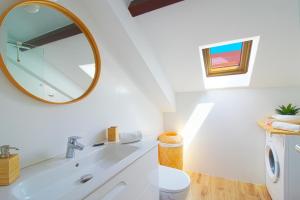 a bathroom with a sink and a mirror at Apartamento Arena Dorada in Somo