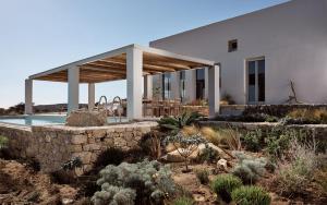 a house with a swimming pool and a building at Koufonisi Villa Kallisti in Koufonisia