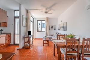 a kitchen and living room with a table and a couch at Casa Perla in Playa de Santiago