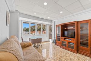 a living room with a couch and a television at Paz en Orihuela in Orihuela