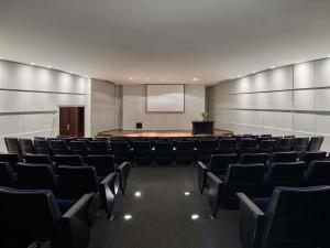a conference room with chairs and a projection screen at Mercure Belo Horizonte Lourdes in Belo Horizonte +196 photos