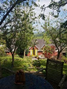 a table and a bench in front of a house at The Dick Turpin Cottage in Clun +7 photos